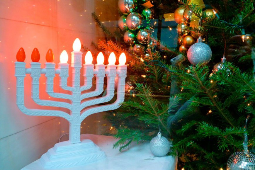 Christmas and Hanukkah on the same day – How often does it happen?